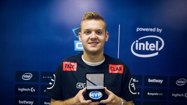 Doinb ：有别的队长问小草包你接单到时候你打训练赛吗？他说不打