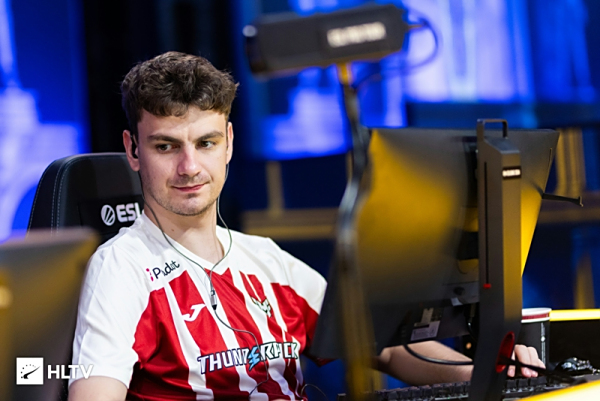 GALA：现在这个版本的话很多AD都能玩 主要是搭配上中野的阵容